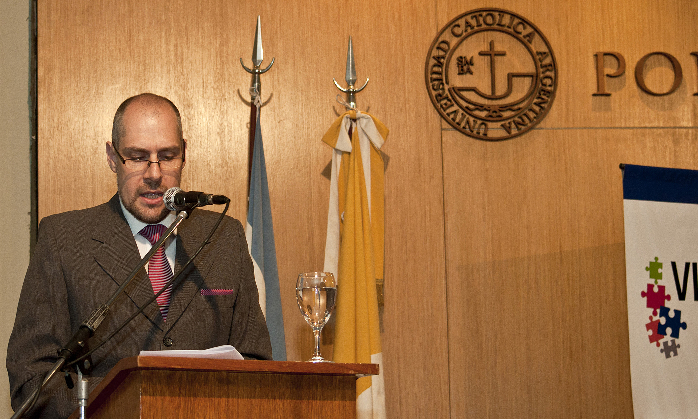 Luciano Dallavia como locutor en un acto de la Universidad Católica Argentina