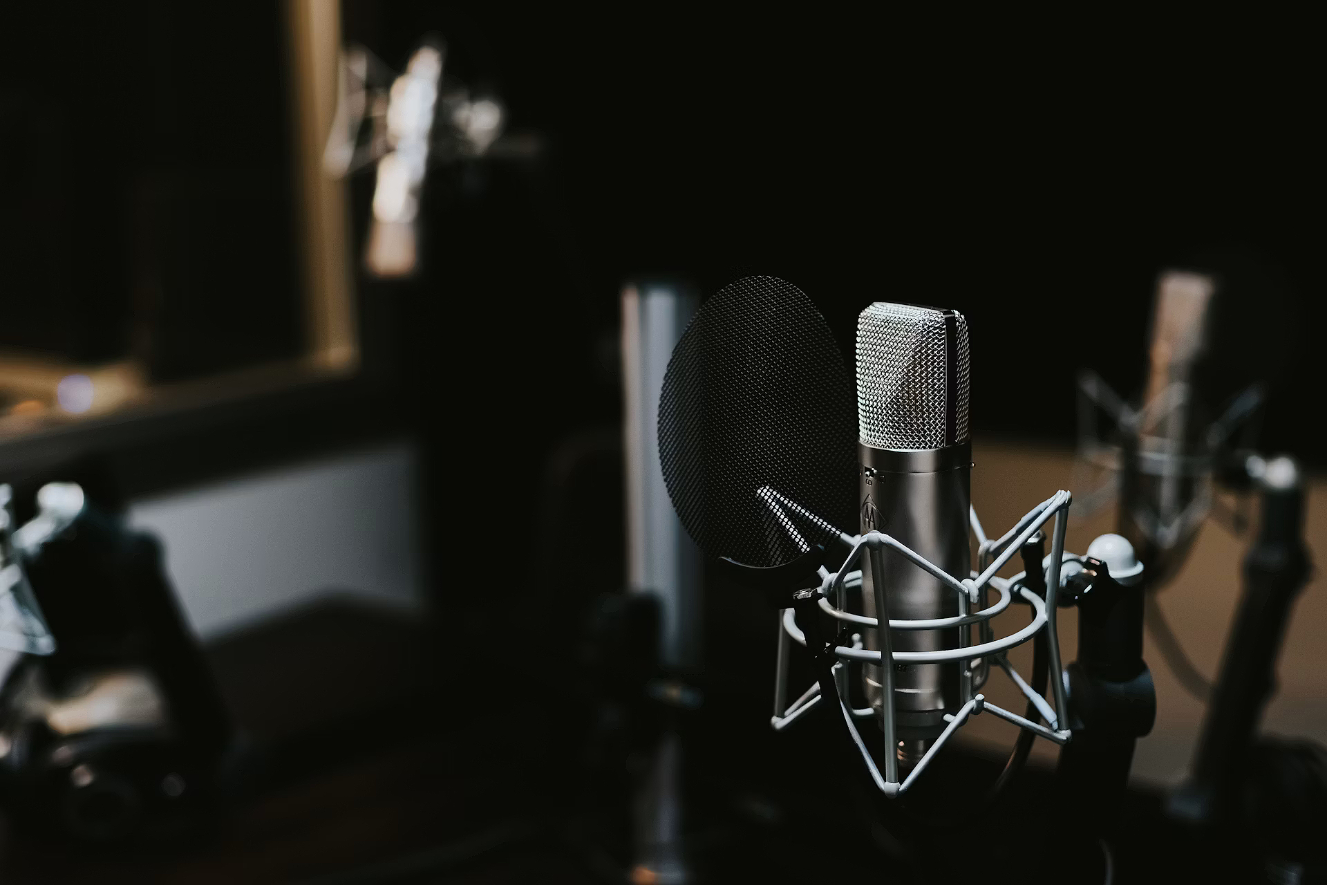 Micrófono profesional de estudio de radio en primer plano